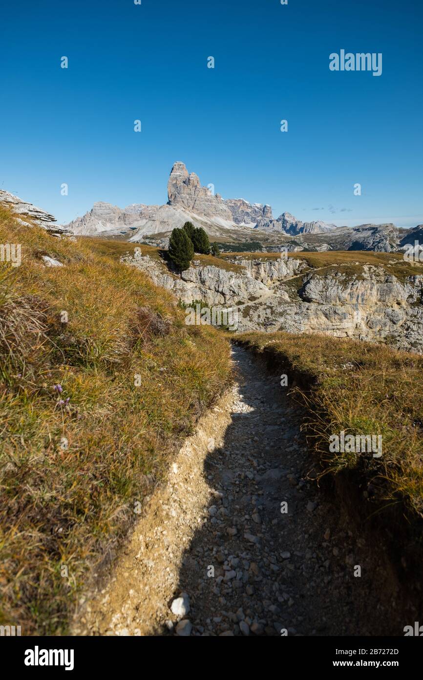 Der gut trodden Weg auf dem Plateaugipfel des Monte Piana führt zu einer hervorragenden Aussicht auf die Drei Kamine in den italienischen Dolinen Stockfoto