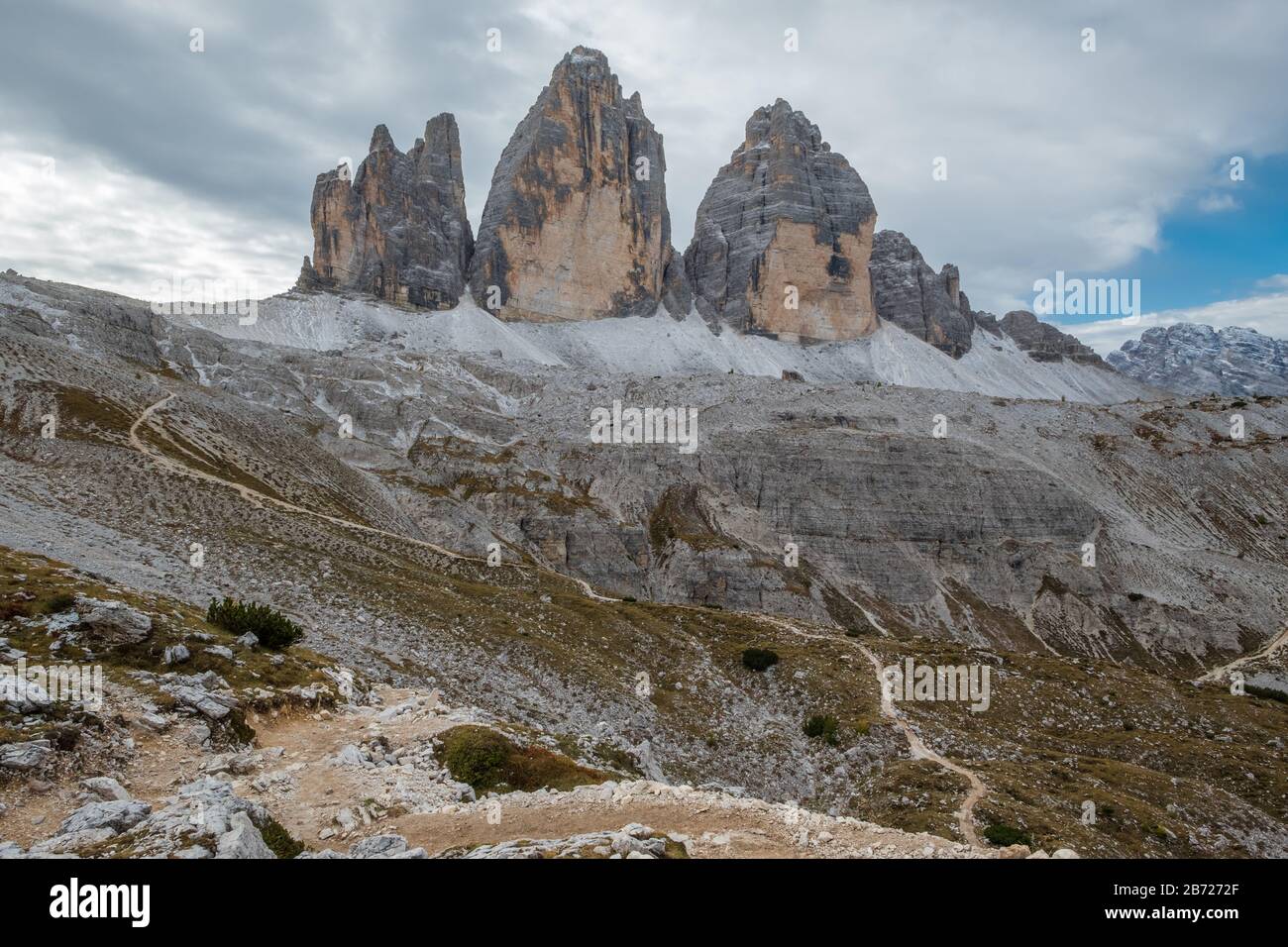 Ein Wanderpfad, der felsig in Richtung markanter Felsformationen hinaufzieht, die in Italien als Drei Kamine oder Tre Cime oder in Österreich als drei Zinnen bekannt sind Stockfoto