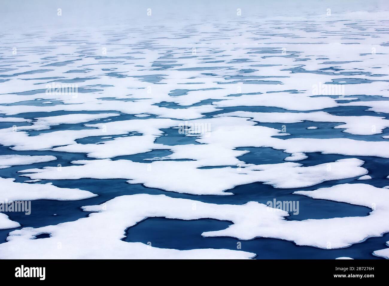 Eis am Nordpol und nahe (84 bis 90 Grad), Packeis, mehrjähriges Eis, Glazial. Typisches Bild des Status des Polareises Mitte des Sommers, mA Stockfoto