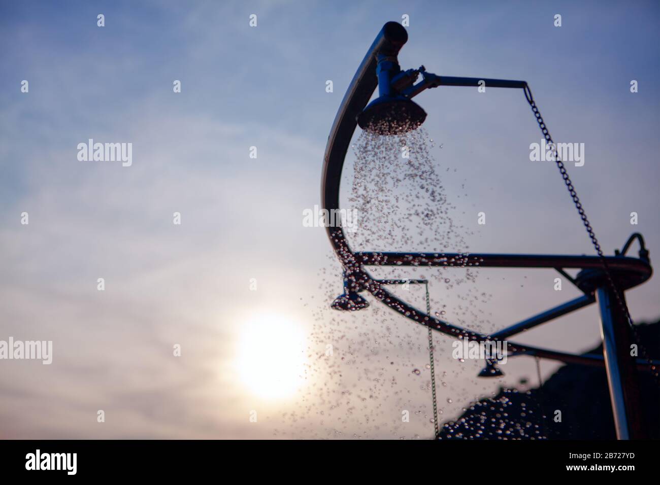 Dusche spritzendes Wasser im Sonnenlicht Stockfoto