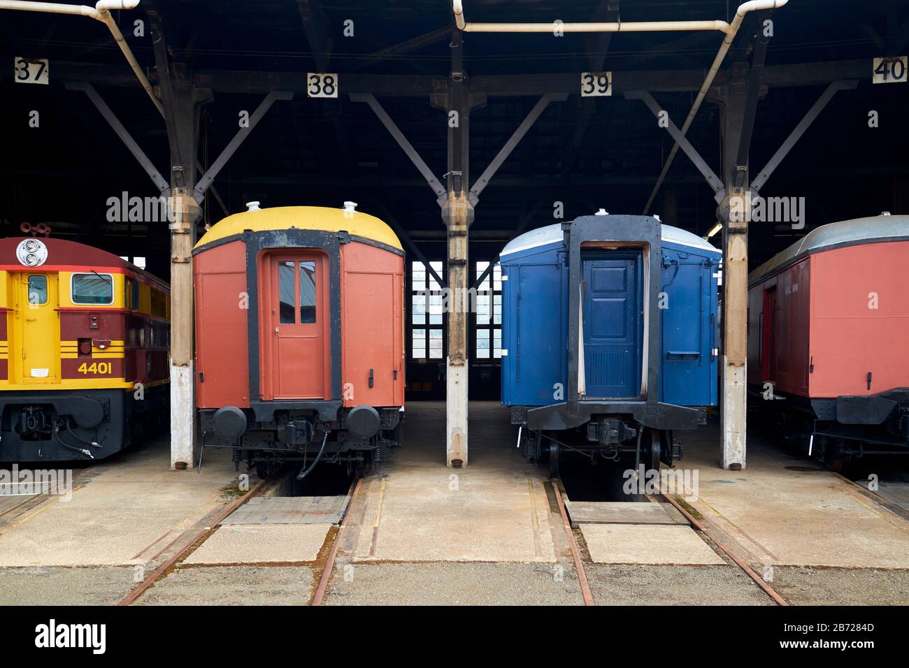 Im Bahnmuseum Roundhouse reihten sich Bahnwagen ein. In Junee, New South Wales, Australien. Stockfoto Im Bahnmuseum Roundhouse reihten sich Bahnwagen ein. In Junee, New South Wales, Australien. Stockfoto