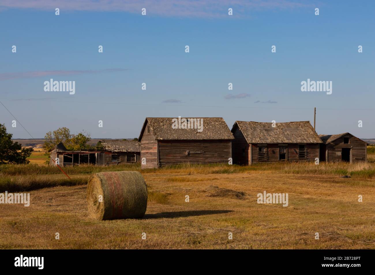 Alte verlassene Bauernhäuser, die bis auf die Zeit vergessen wurden. Diese Gebäude wurden von den ersten Siedlern der Saskatchewan Prärien gebaut Stockfoto