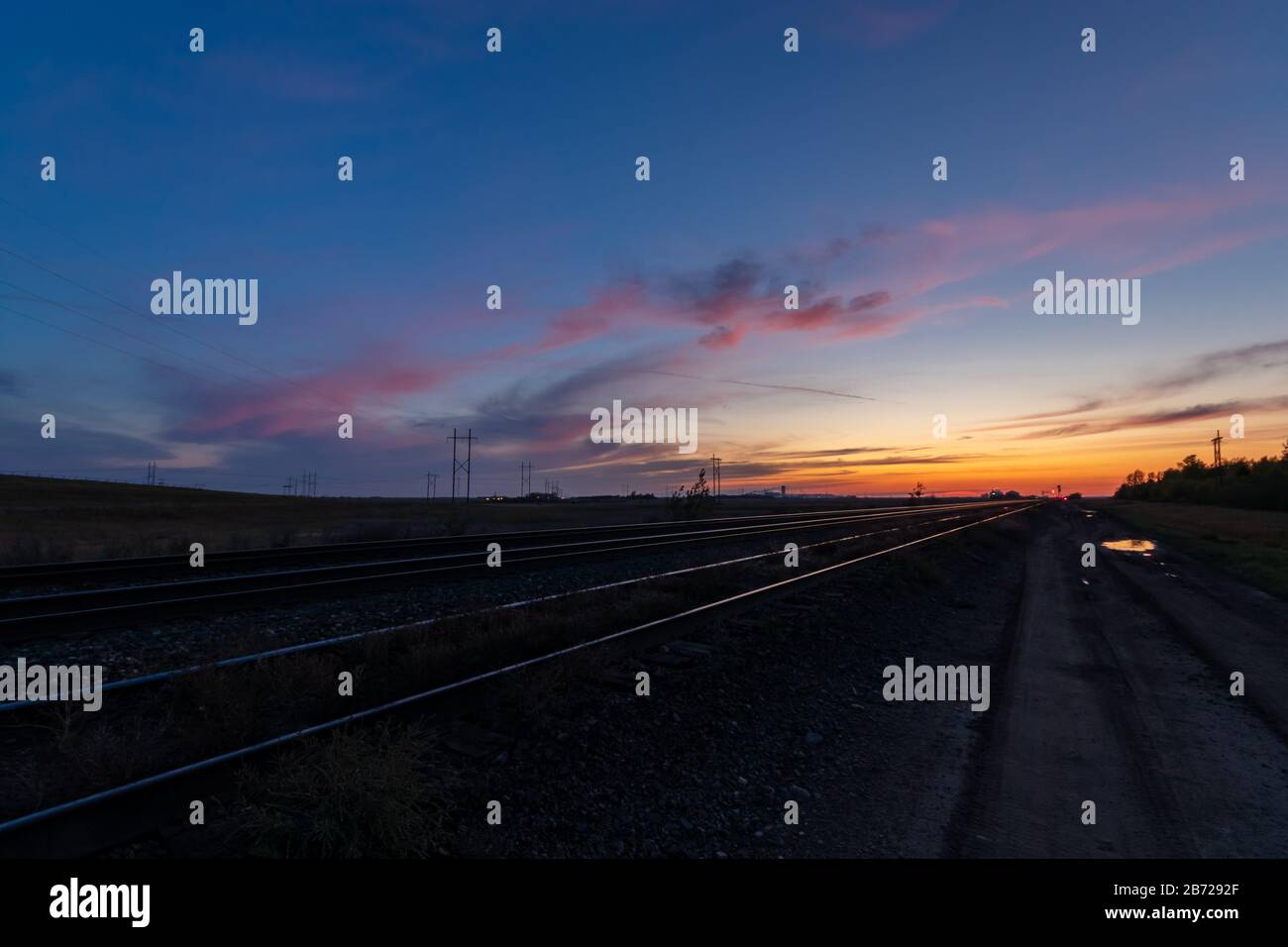 Ein wunderschöner Herbstuntergang an den Bahngleisen in Saskatchewan, Kanada Stockfoto