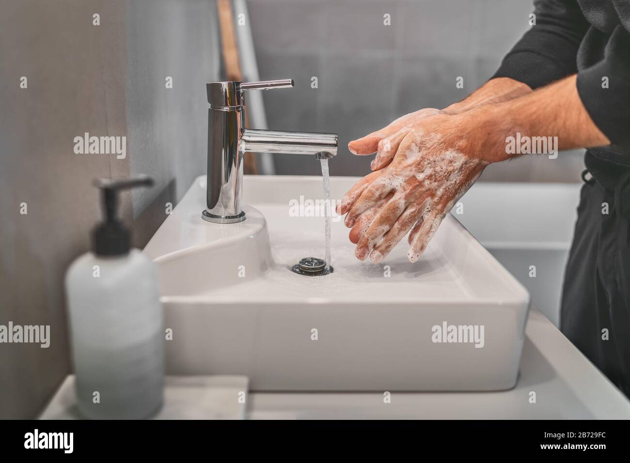 Waschen der Hände mit Seife und heißem Wasser im Badezimmer Spüle man reinigende Handhygiene für die Vorbeugung von Coronavirus-Ausbrüchen. Schutz vor Corona-Virus-Pandemie durch häufiges Händewaschen. Stockfoto