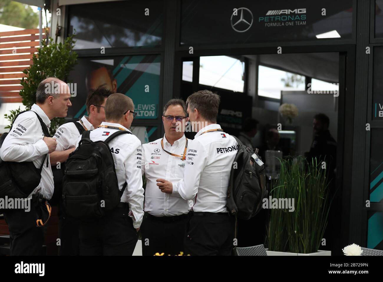 Melbourne, Australien. März 2020. Formel 1, großer Preis von Australien, Übungstag; Mitglieder des Mercedes F1-Teams sprechen im Fahrerlager Credit: Action Plus Sports Images/Alamy Live News Stockfoto