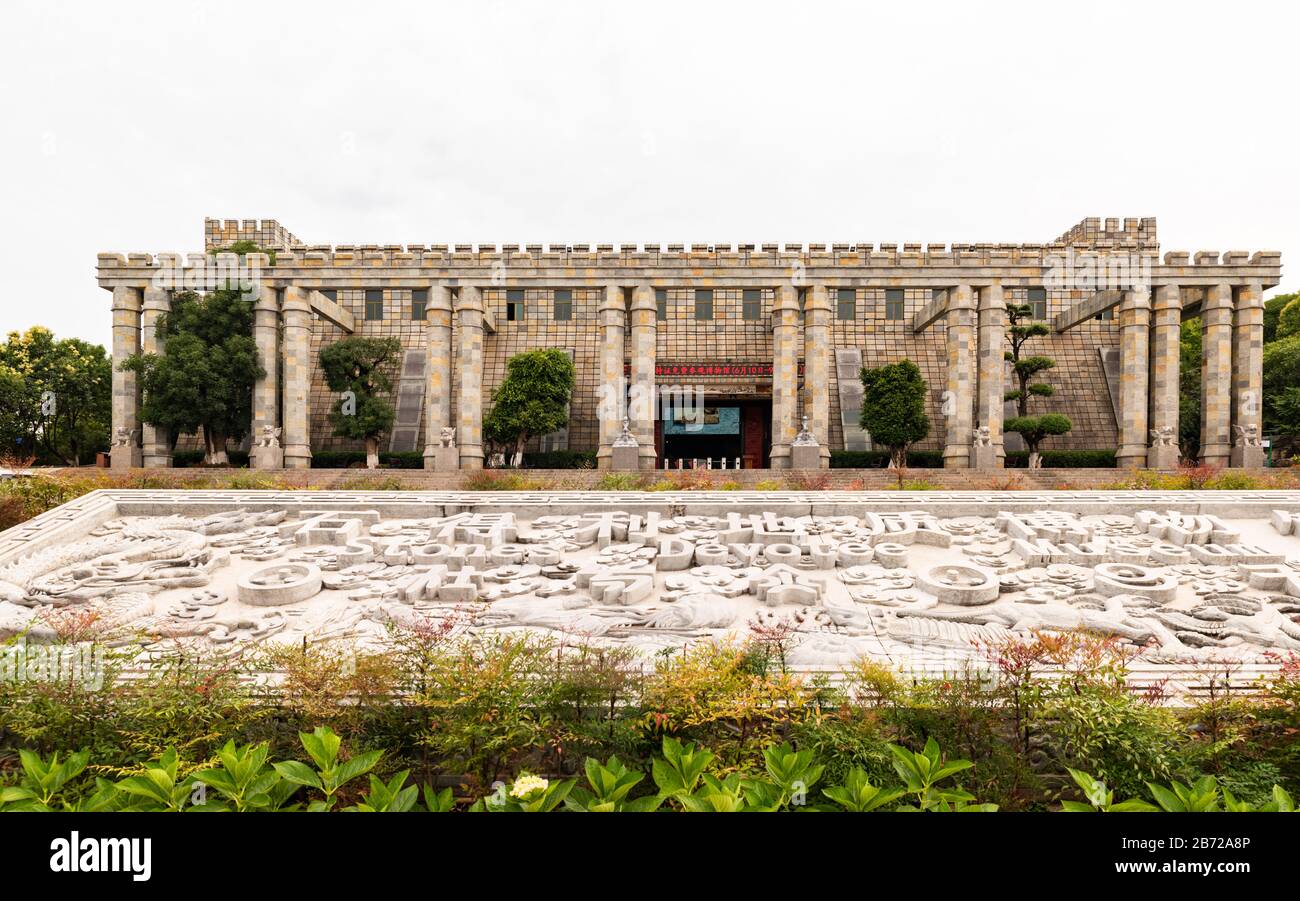 Das Steinwaldmuseum am Eingang des Shilin-Steinwaldes in Kunming, Yunnan, China. Stockfoto