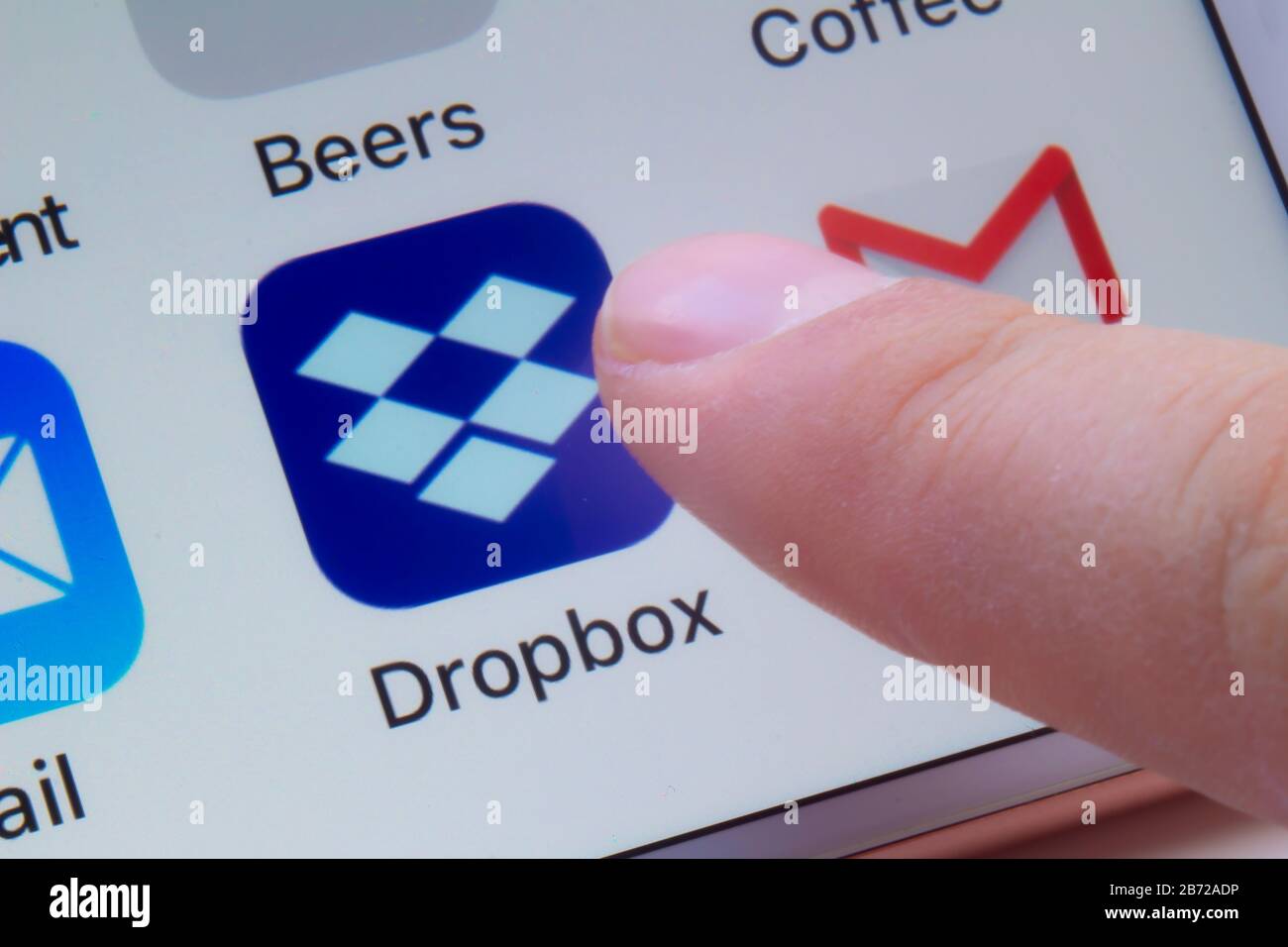 Calgary, Alberta, Kanada. März 2020. Eine Person, die Dropbox verwenden wird, ein Dateihosting-Service, der von der amerikanischen Firma betrieben wird. Stockfoto