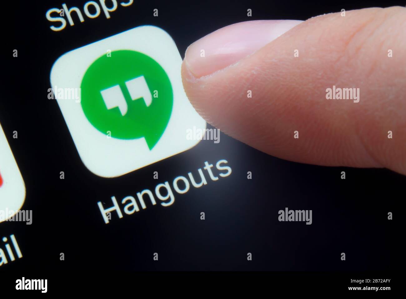 Calgary, Alberta, Kanada. März 2020. Eine Person, die die Google Hangouts App verwenden wird, eine Kommunikationssoftware Stockfoto