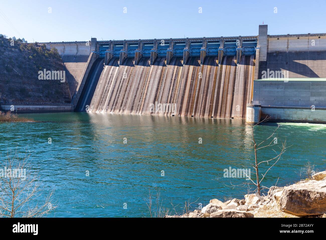 Branson, MO/USA - 10. März 2020: Table Rock Dam on the White River, 1958 vom U.S. Army Corps of Engineers fertiggestellt, schuf den Table Rock Lake Stockfoto