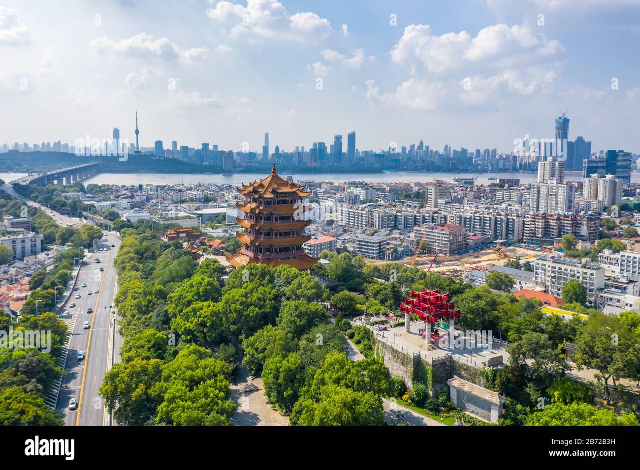 Der gelbe Kranturm auf dem Schlangenhügel in Wuhan ist einer der drei berühmten Türme südlich des jangtsekiang, China. Stockfoto