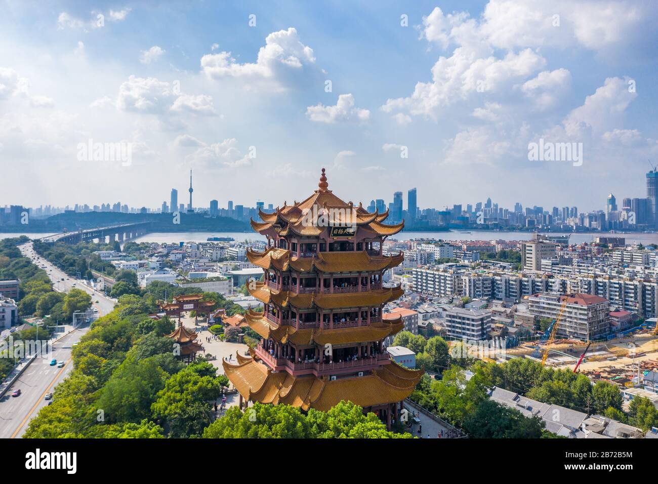 Der gelbe Kranturm auf dem Schlangenhügel in Wuhan ist einer der drei berühmten Türme südlich des jangtsekiang, China. Stockfoto