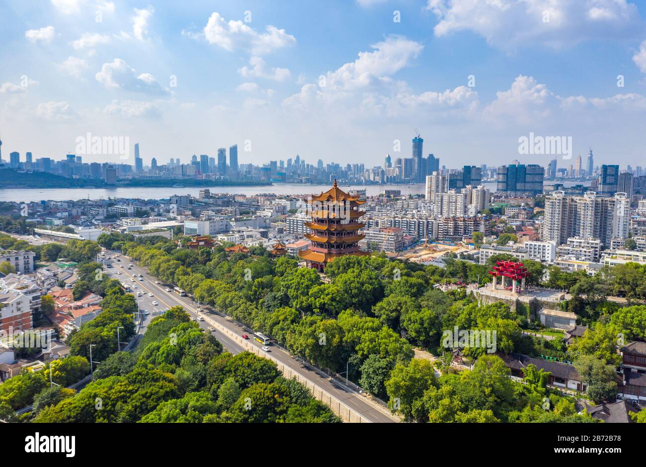 Der gelbe Kranturm auf dem Schlangenhügel in Wuhan ist einer der drei berühmten Türme südlich des jangtsekiang, China. Stockfoto