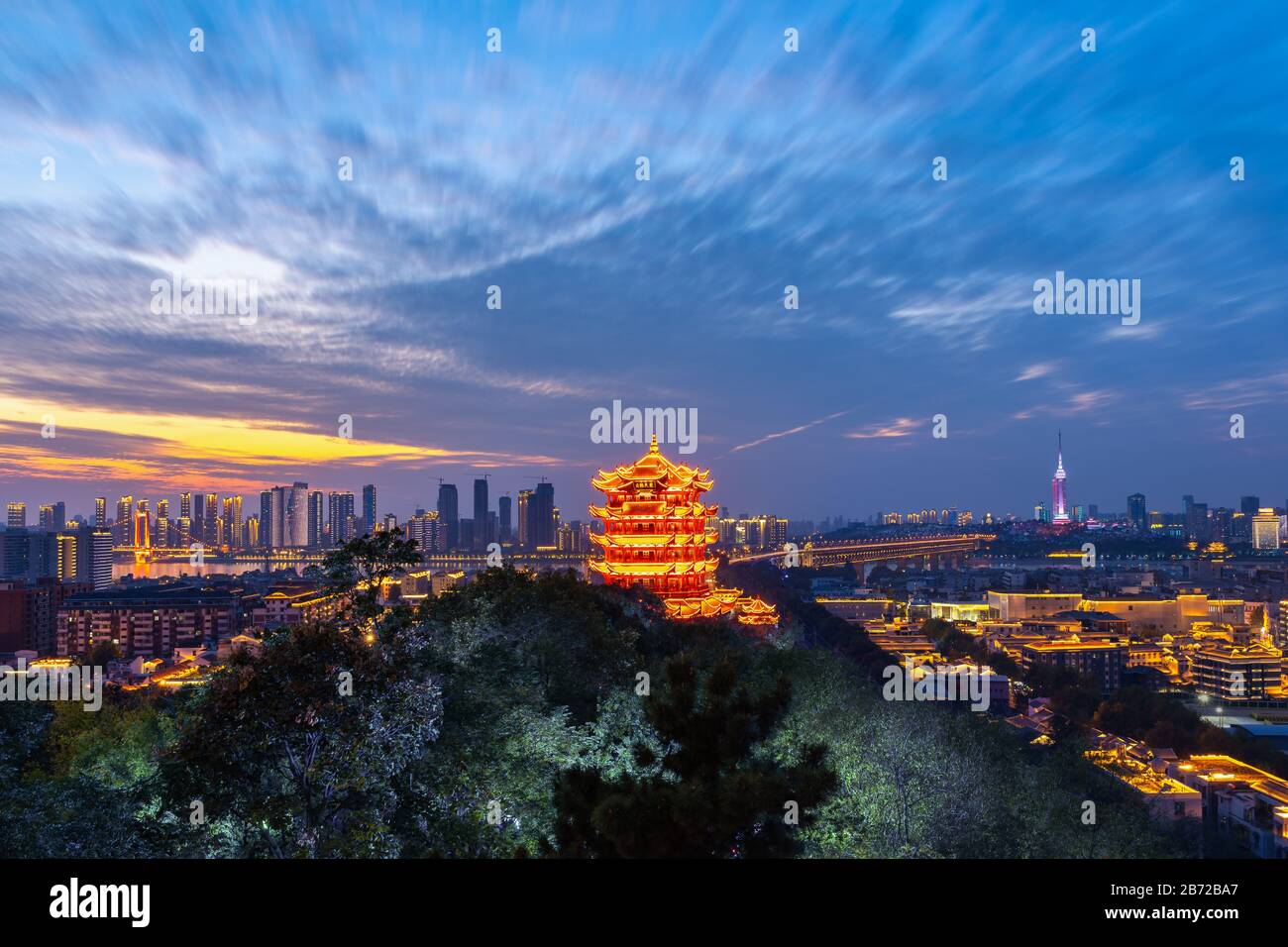 Der gelbe Kranturm auf dem Schlangenhügel in Wuhan ist einer der drei berühmten Türme südlich des jangtsekiang, China. Stockfoto
