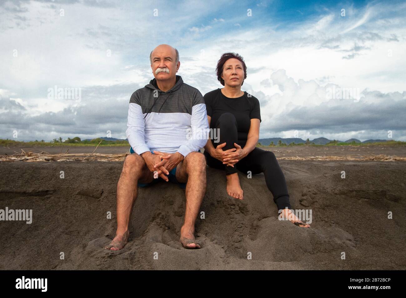 Aktive Ältere Frau, Die Am Strand Läuft. Stockfoto