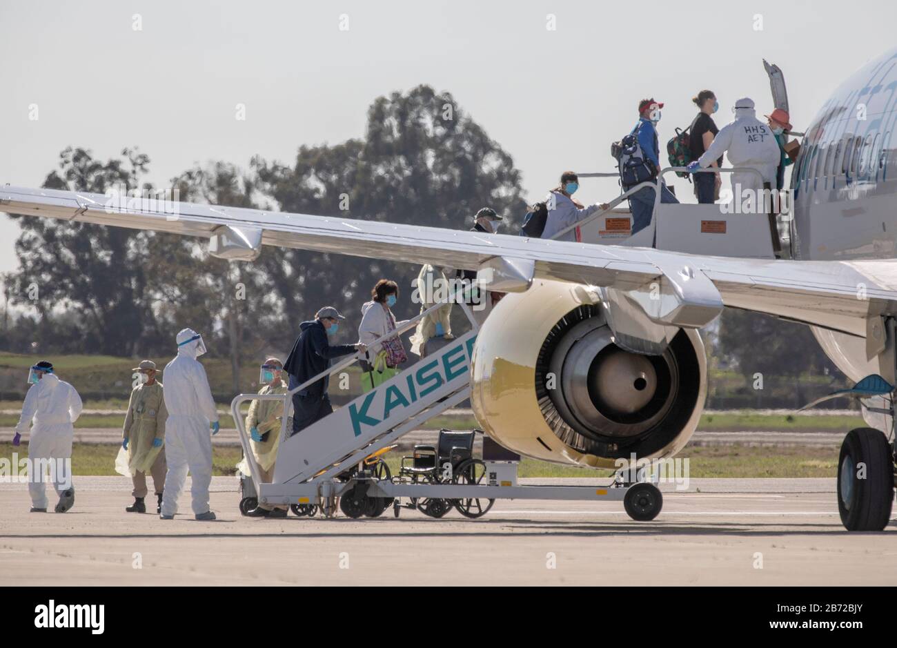 Peking, USA. März 2020. Am Oakland International Airport in Oakland, Kalifornien, den Vereinigten Staaten, am 11. März 2020 sind die Menschen von der Kreuzfahrtschifflinie Grand Princess bis hin zu einem Flugzeug auf dem Weg zu bestimmten Scheck- und Quarantäneplätzen ausgestiegen. Kredit: Li Jianguo/Xinhua/Alamy Live News Stockfoto