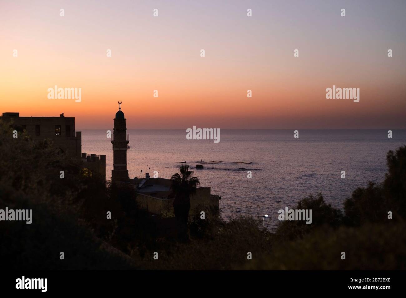 Al-Bahr-Moschee und Minarett in der Altstadt von Jaffa mit Blick auf die Mittelmeerküste bei Sonnenuntergang Stockfoto
