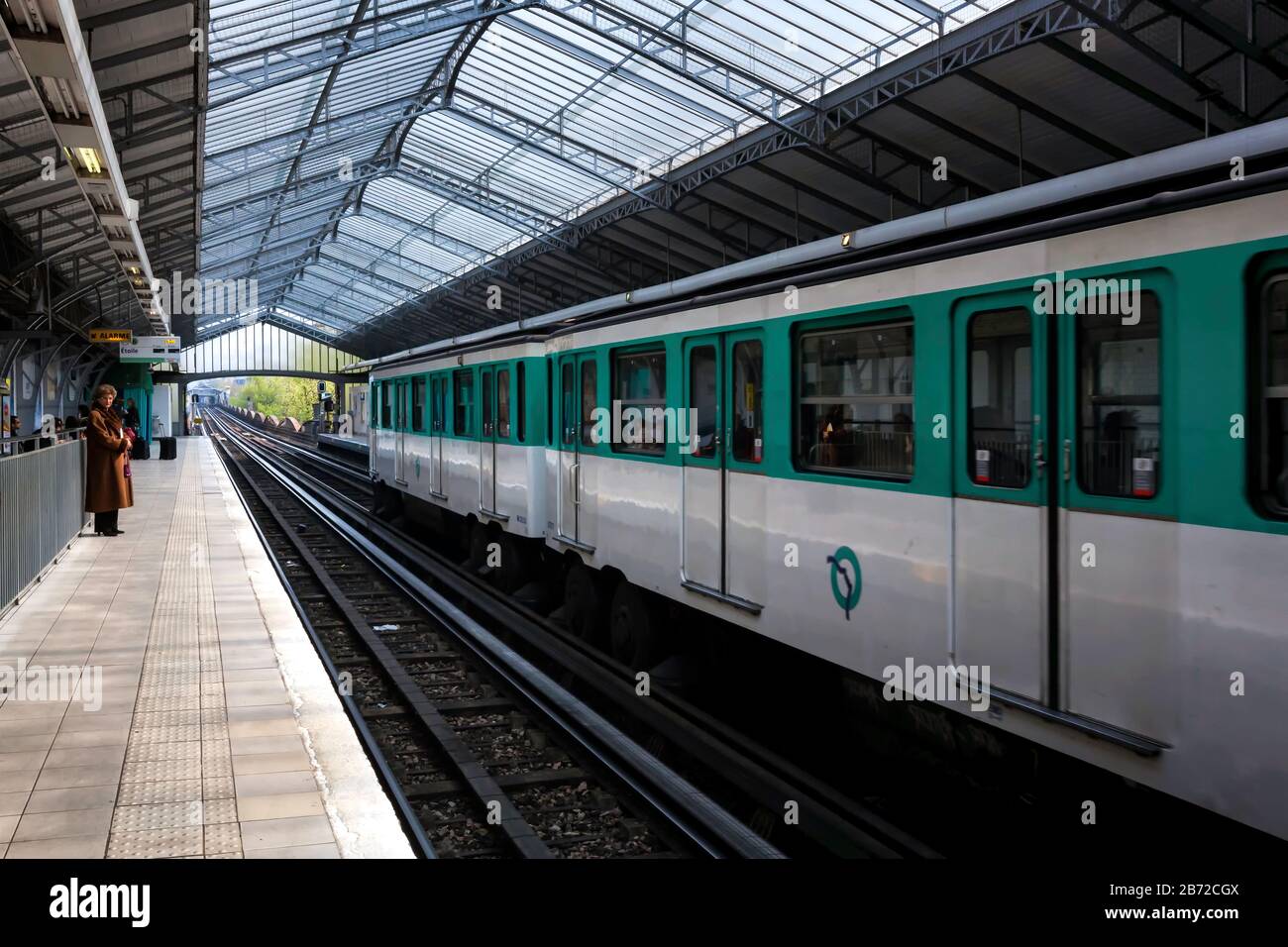 Der Zug wurde angehalten, und eine Frau wartete auf einen Zug in der Gegenrichtung an der U-Bahn-Station Dupleix, am linken Ufer, in Paris, Frankreich, Europa, Farbe Stockfoto