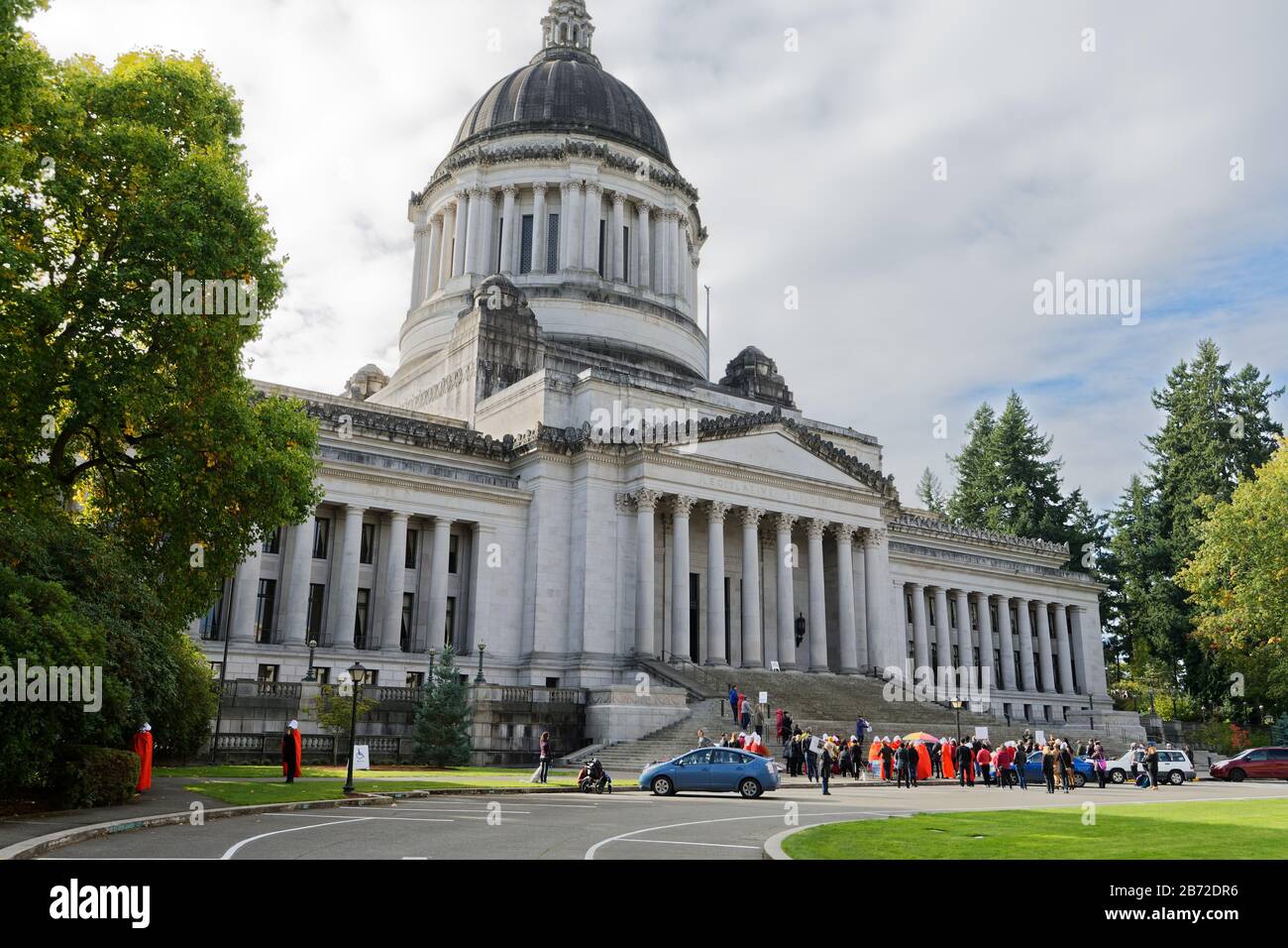 OLYMPIA, WA, 14. OKTOBER 2017: Männer und Frauen, die in Handmaid's Tale Kostümen gekleidet sind, sammeln sich auf den Stufen der Washingtoner Staatskapitol, um Trump gegenüber zu protestieren Stockfoto