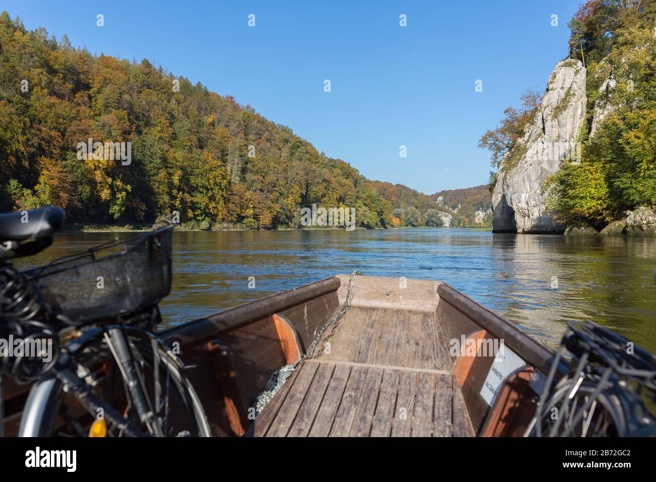 Blick von einem Holzboot auf der donau (Donau). In der Nähe des sogenannten 'Donaudurchbruchs' (enger Canyon). Gefühl von Freiheit und Abenteuer. Stockfoto