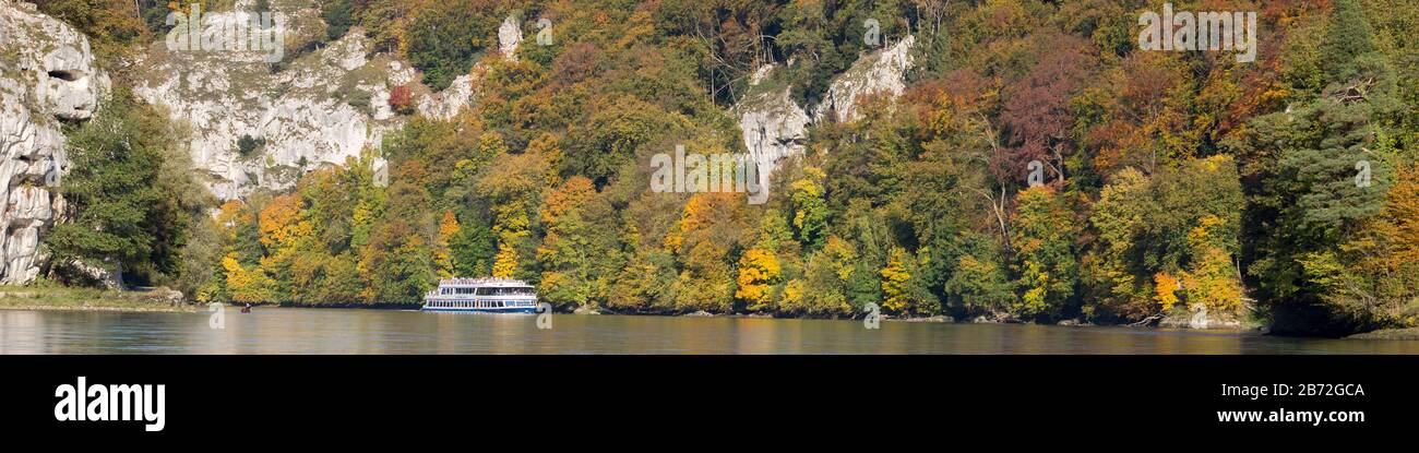 Panorama des 'Donaudurchbruchs' mit Kreuzfahrtschiff, Herbstwald und Felslandschaft. Dieser Teil der Donau ist seit 1840 ein Naturschutzgebiet. Stockfoto