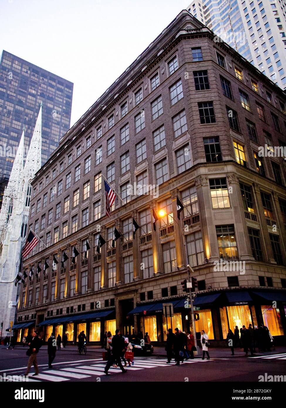 Saks Fifth Avenue in der Dämmerung, New York City Stockfoto