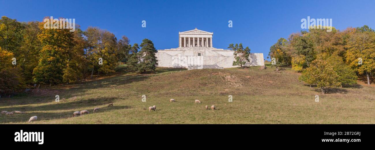 Panoramablick auf die Walhalla-Gedenkstätte. Hall of Fame deutscher Persönlichkeiten. Von König Ludwig I. gegründet. Architektur im griechischen Stil, Beispiel für Klassizismus. Stockfoto