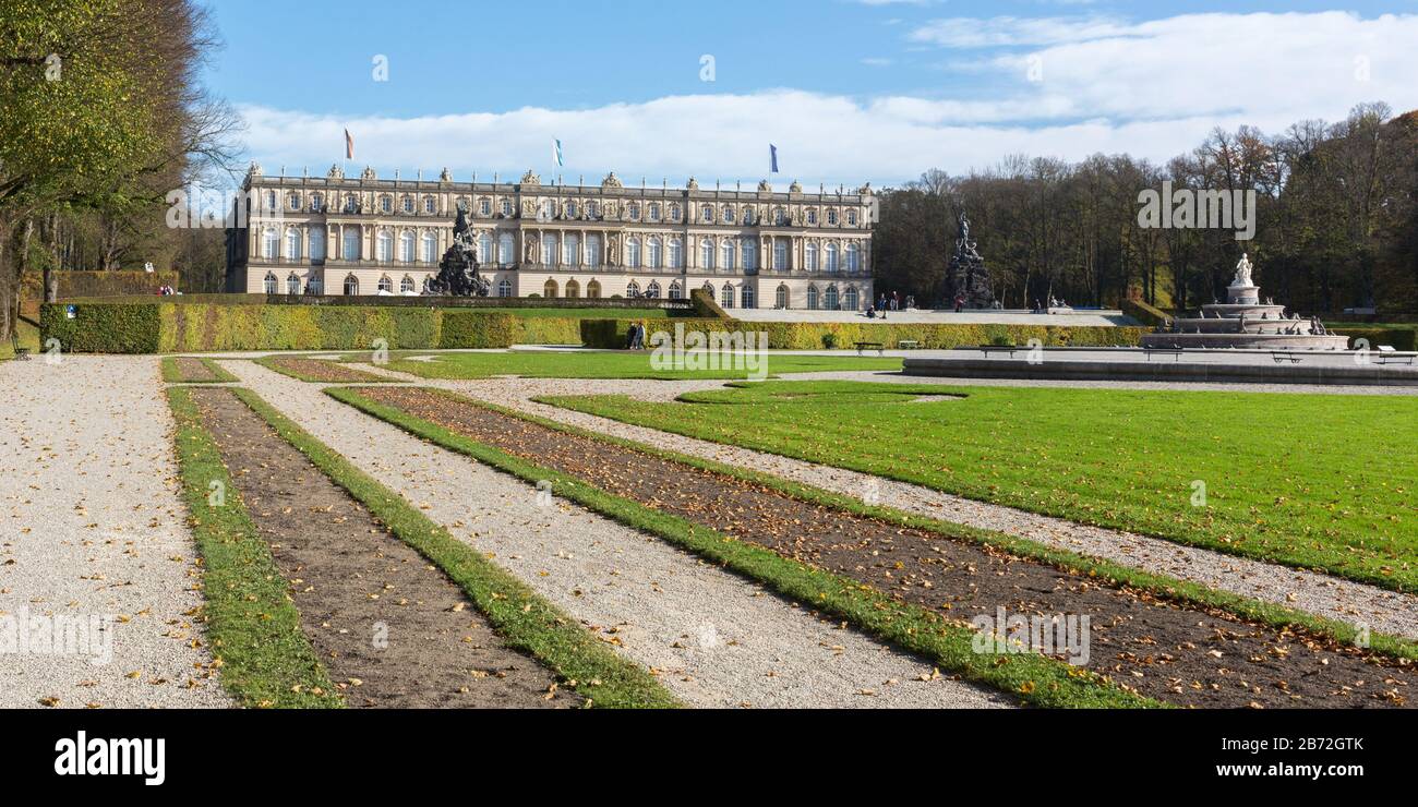 Panorama-Blick auf Schloss Herrenchiemsee (Palast/Schloss) mit Teilen des Parks im Vordergrund. Befindet sich auf einer Insel. In Versailles. Stockfoto