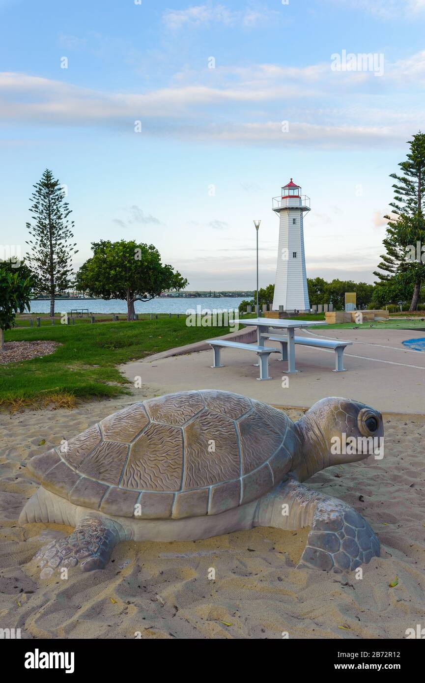 Blick auf den Leuchtturm von Cleveland Point und die Spielgeräte im Vordergrund und interaktive Kunstwerke im Südosten von Queensland. Stockfoto