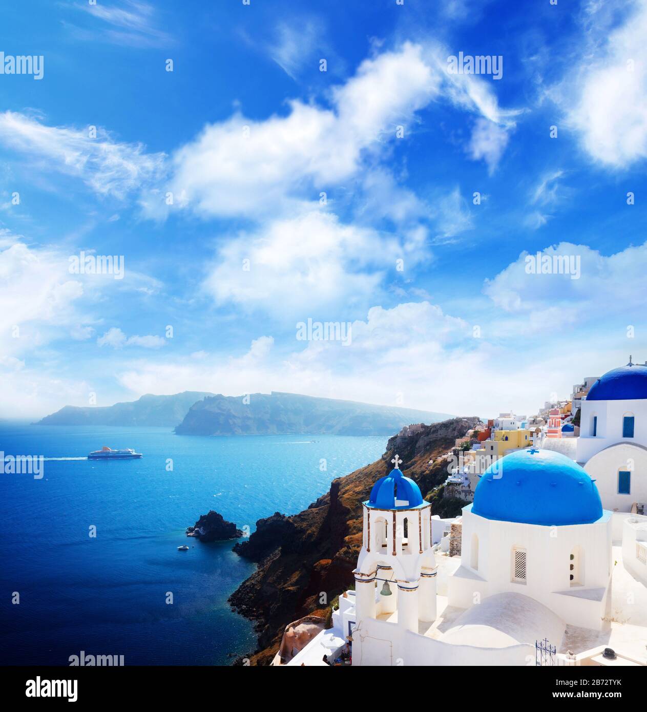 Kirche Kuppeln am sonnigen Tag mit bewölktem Himmel, Oia, Santorini Stockfoto