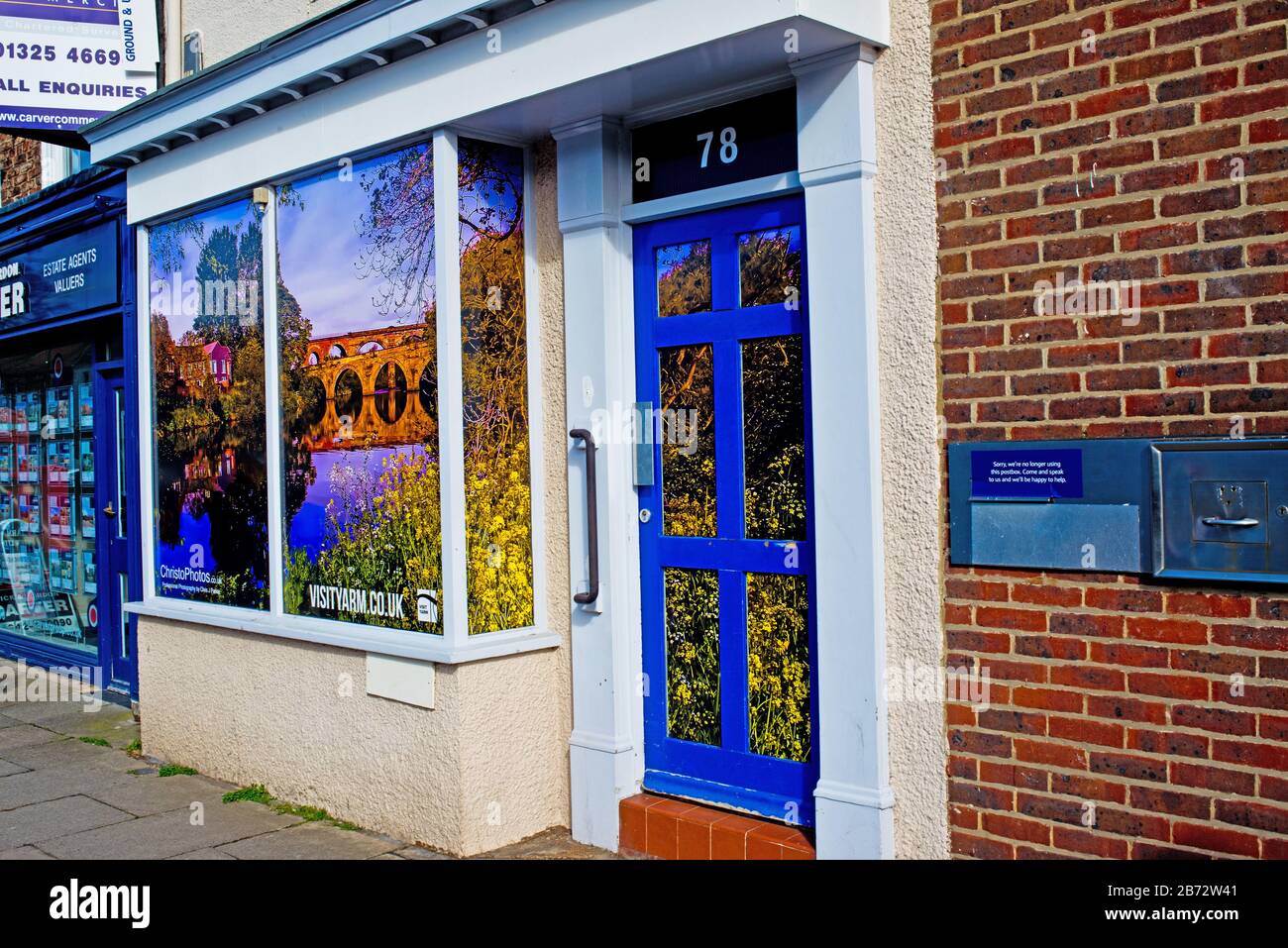 Leerstehende Werbefotografen im Laden, Yarm on Tees, England Stockfoto