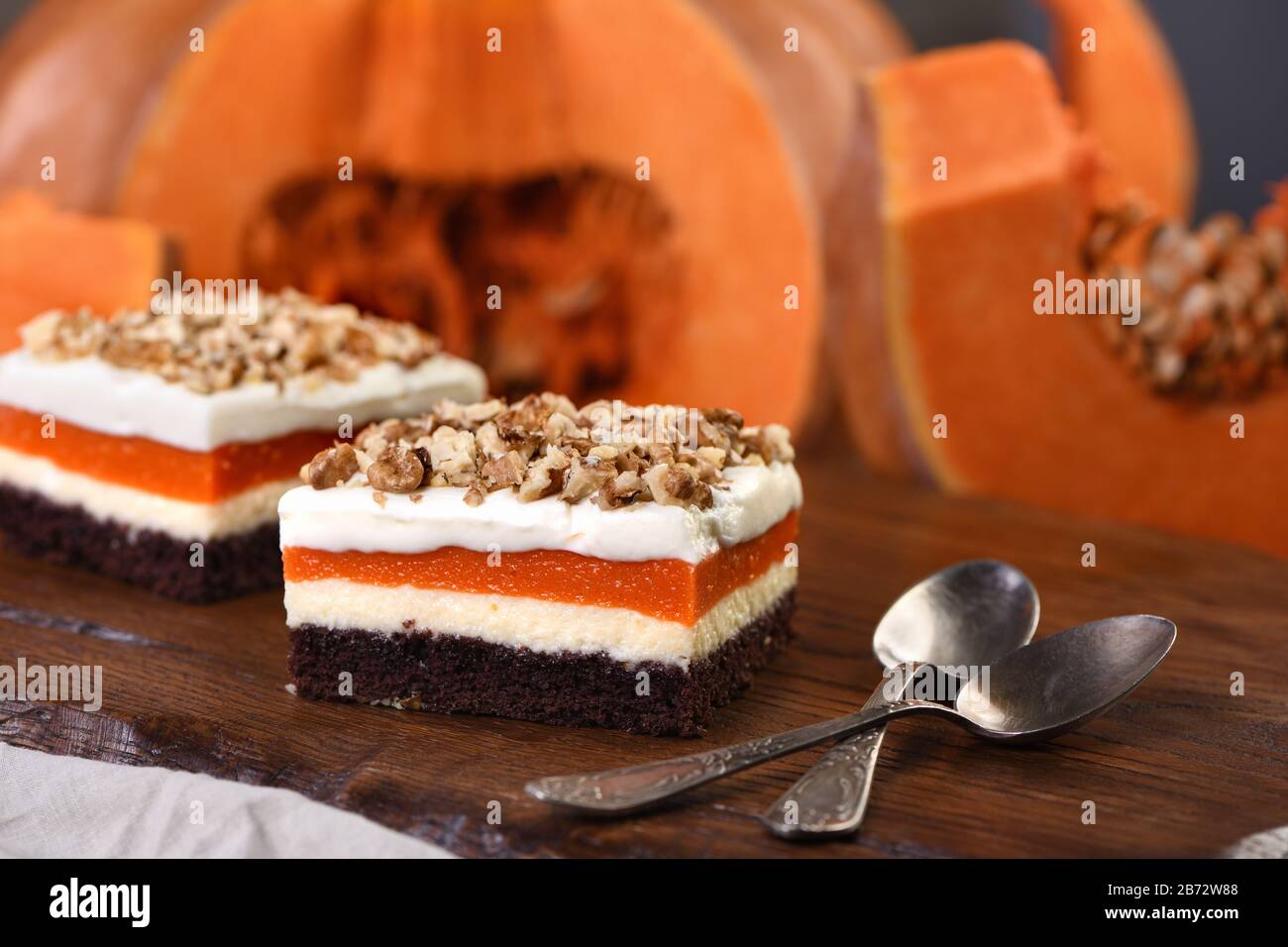 Pumpkin Pie - leichte, cremige Dessert mit Käse und Sahne Kürbis Schichten gekrönt mit gehackten Nüssen Stockfoto