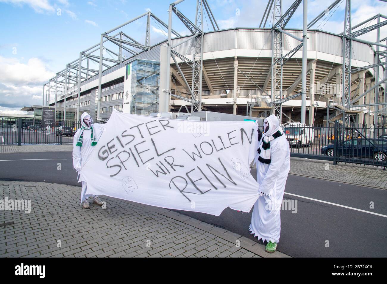 Vor dem Spiel stehen zwei Fans von Borussia Mönchengladbach in Geisterkostümen vor dem Stadion und bitten um Aufnahme, Feature, General, Grenzmotiv, Verkleidung, Protest, Geister, Gespenster, Kostüm, Fan, Fans, Zuschauer, Anhänger, Fußball 1.Bundesliga, 21. Spieltag, Borussia Mönchengladbach (MG) - 1.FC Köln (K) 2-1. März, 2020 in Borussia Mönchengladbach/Deutschland. Weltweite Verwendung Stockfoto