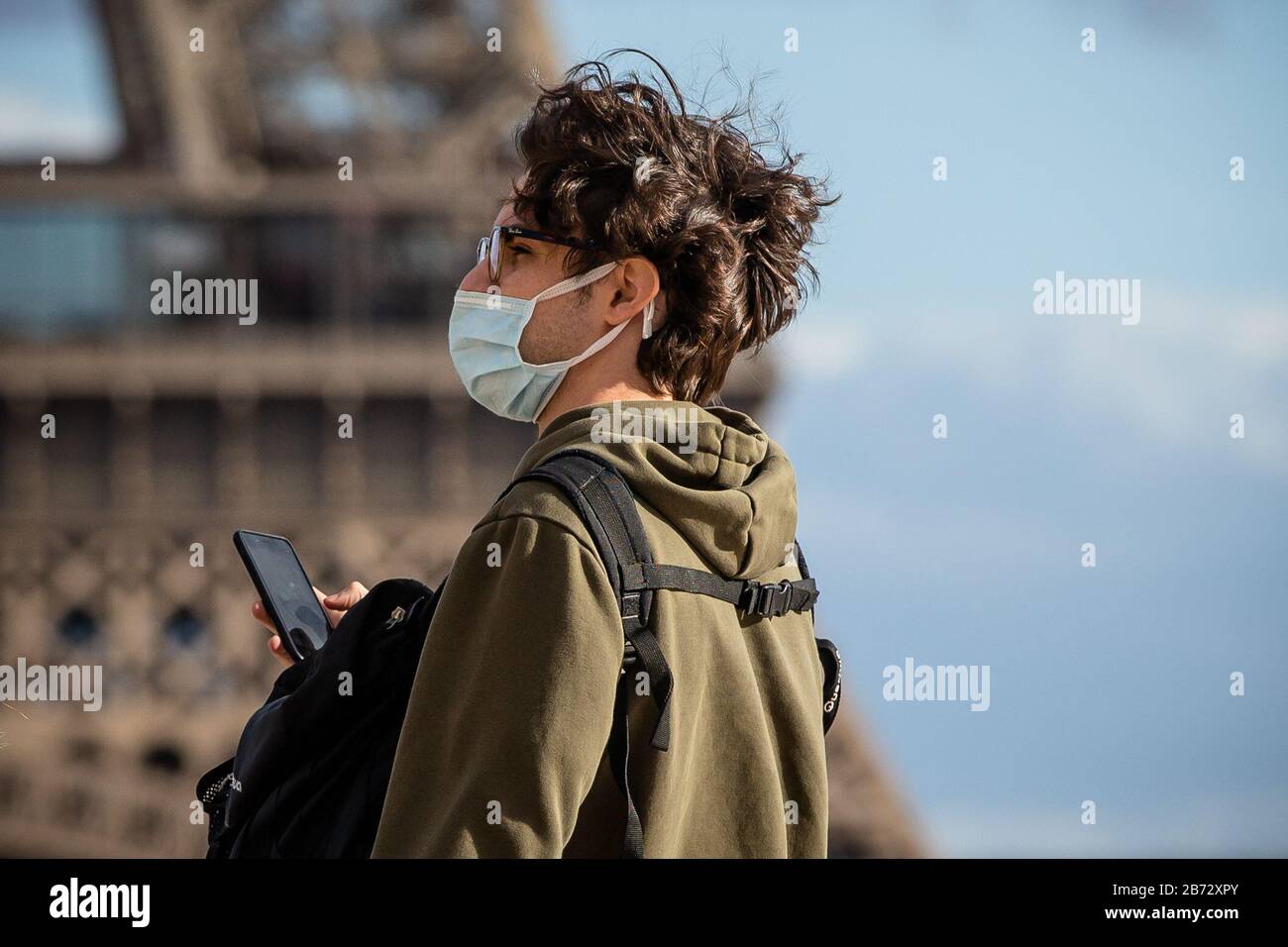 Paris, Frankreich. März 2020. Am Place du Trocadero in Paris, Frankreich, 12. März 2020 wird ein Tourist mit einer Maske gesehen. Am Donnerstag bestätigte Frankreich 2.876 Fälle von Coronavirus und 61 Todesfälle, und 129 wurden auf Intensivstation hospitalisiert. Kredit: Aurelien Morissard/Xinhua/Alamy Live News Stockfoto