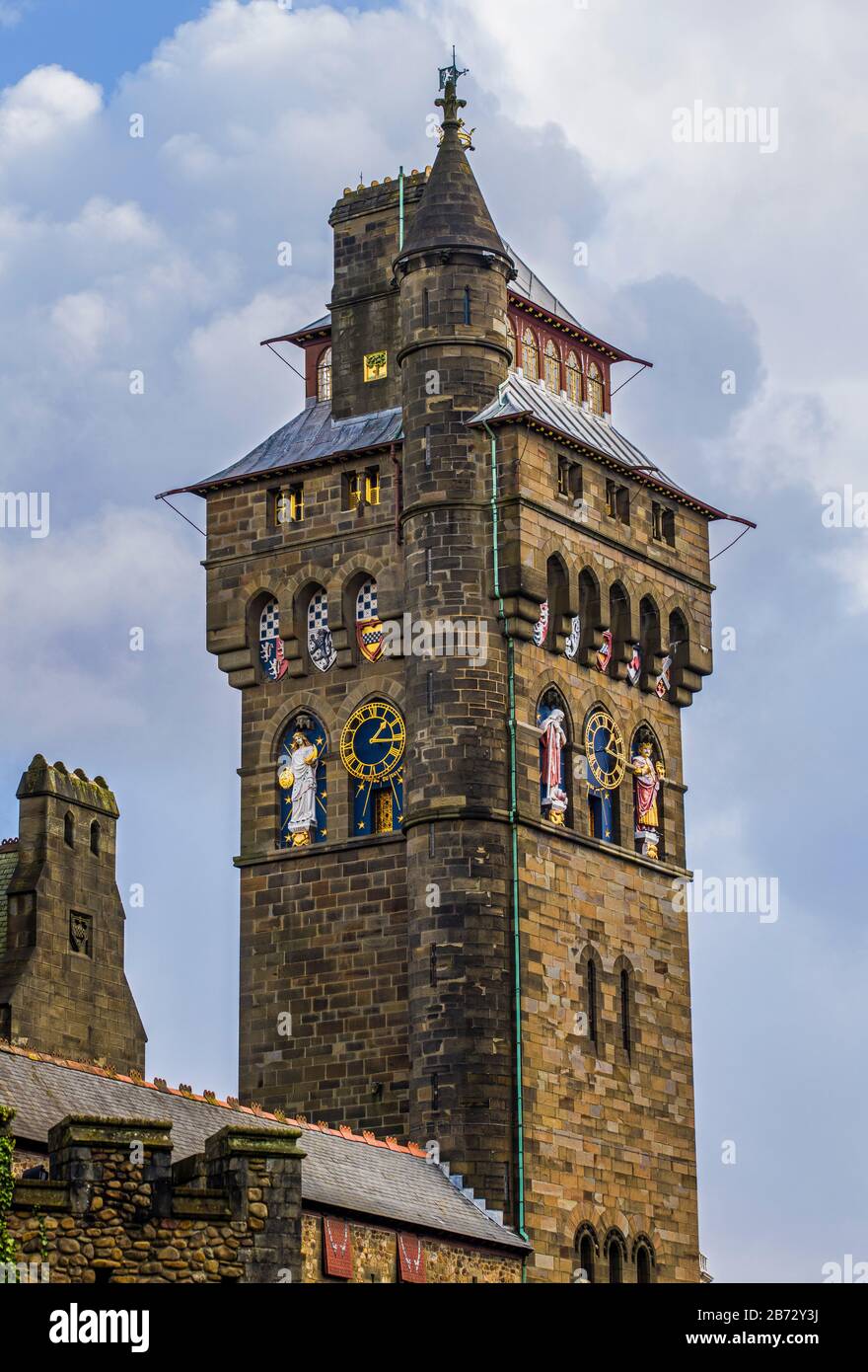Der Uhrturm für Cardiff Castle South Wales, der für den Marquess of Bute von William Burges entworfen und zwischen 1869 und 1873 erbaut wurde. Stockfoto