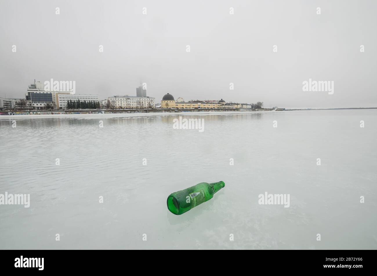 Alkoholismus in Russland. Flasche auf dem Hintergrund der Stadt Stockfoto