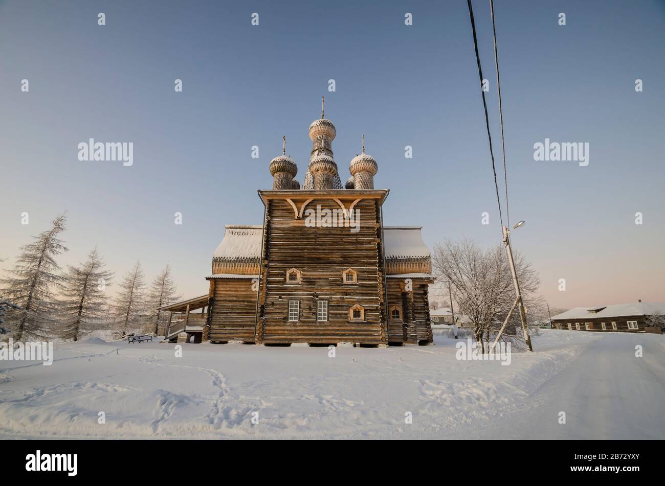 Alte russisch-orthodoxe Holzkirche zum Schutz der Jungfrau. Russland, Region Archangelsk, Zaostrovye Stockfoto
