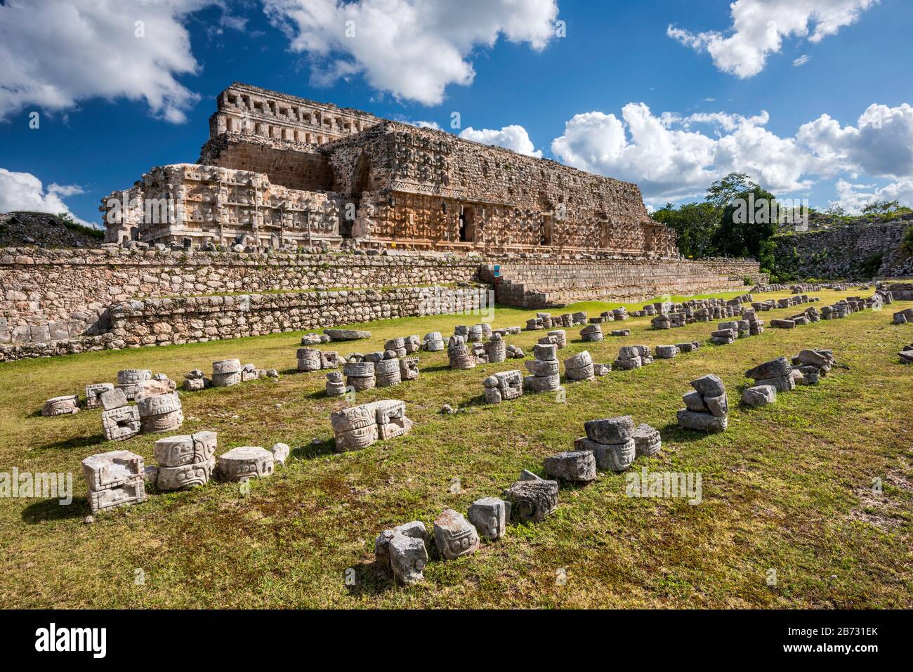 Dekorierte Fragmente von Ruinen im Palacio de los Mascarones, Maya-Ruinen in der archäologischen Stätte Kabah, Ruta Puuc, Bundesstaat Yucatan, Mexiko Stockfoto