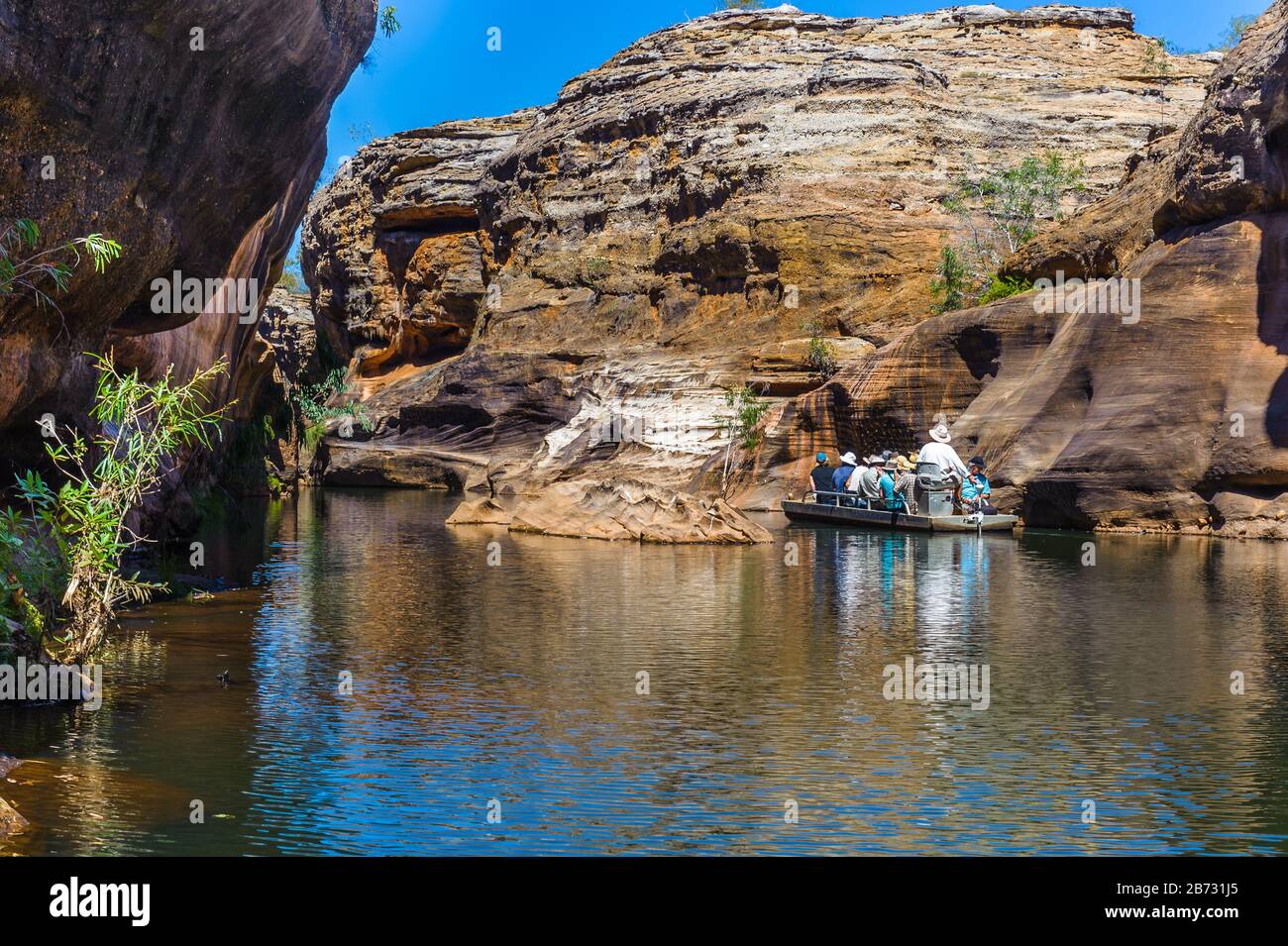 Die Führer der Cobbold Gorge Tour steuern Boote die steile geologische Formation in Western Queensland in Australien hoch. Stockfoto