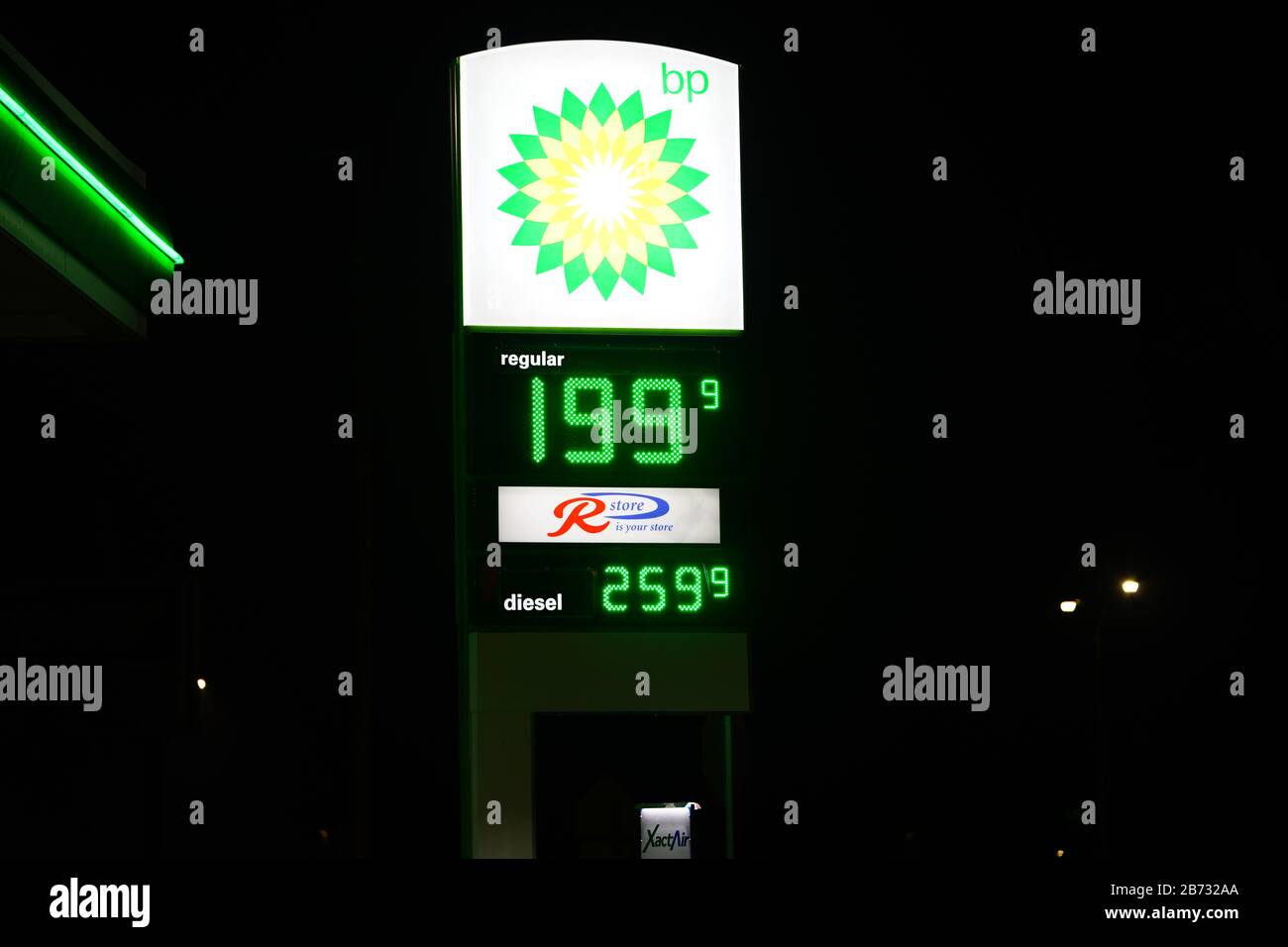 Tankstellen von BP, Tankstellen in Fond du Lac haben Kraftstoffpreise unter 2 Dollar aufgrund des fallenden Börsenkurses. Stockfoto