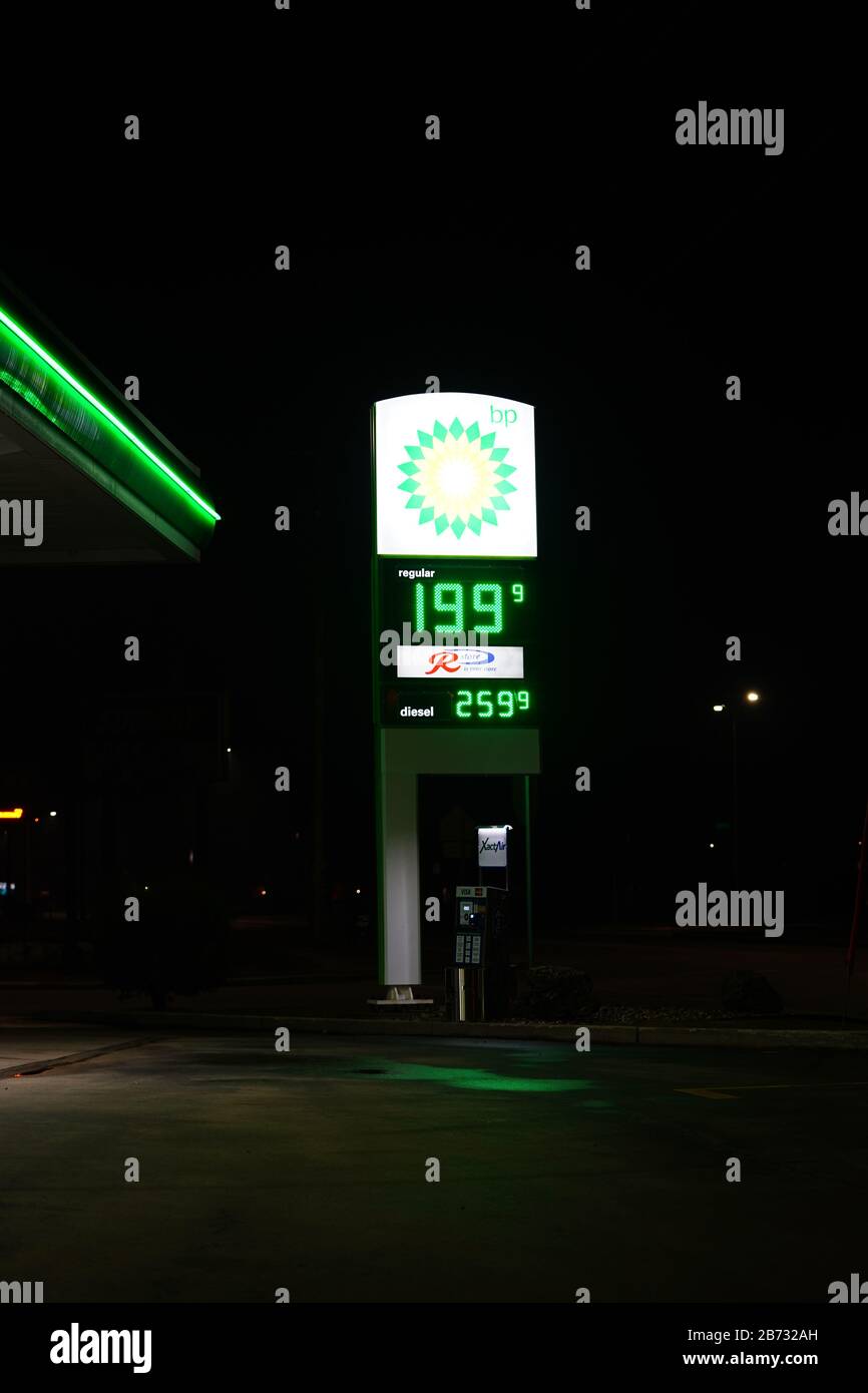 Tankstellen von BP, Tankstellen in Fond du Lac haben Kraftstoffpreise unter 2 Dollar aufgrund des fallenden Börsenkurses. Stockfoto