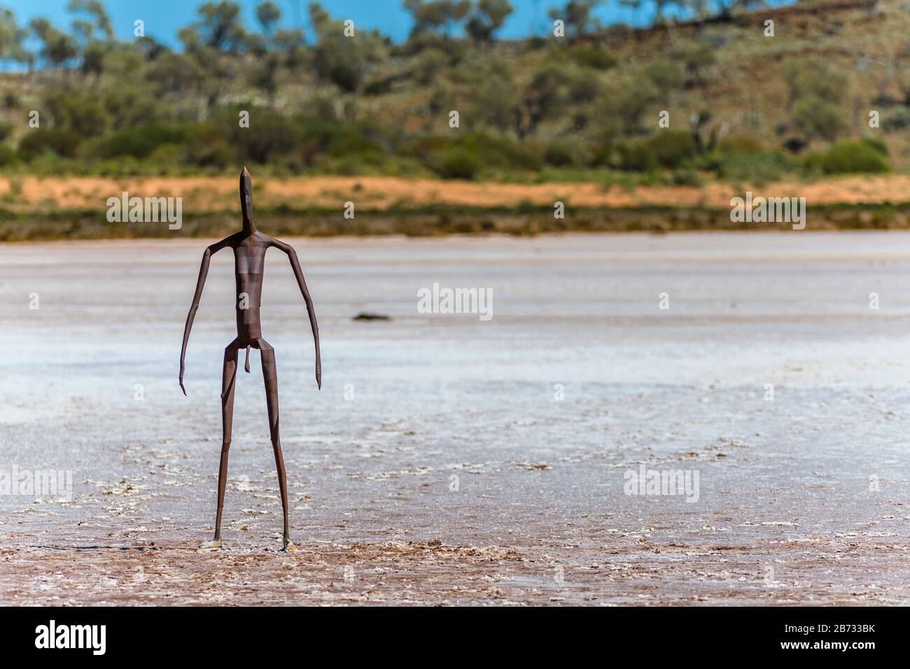 Blick auf einen Teil der Metall-Skulpturen-Kunstinstallation des Künstlers Antony Gormley am Lake Ballard in Western Australia. Stockfoto