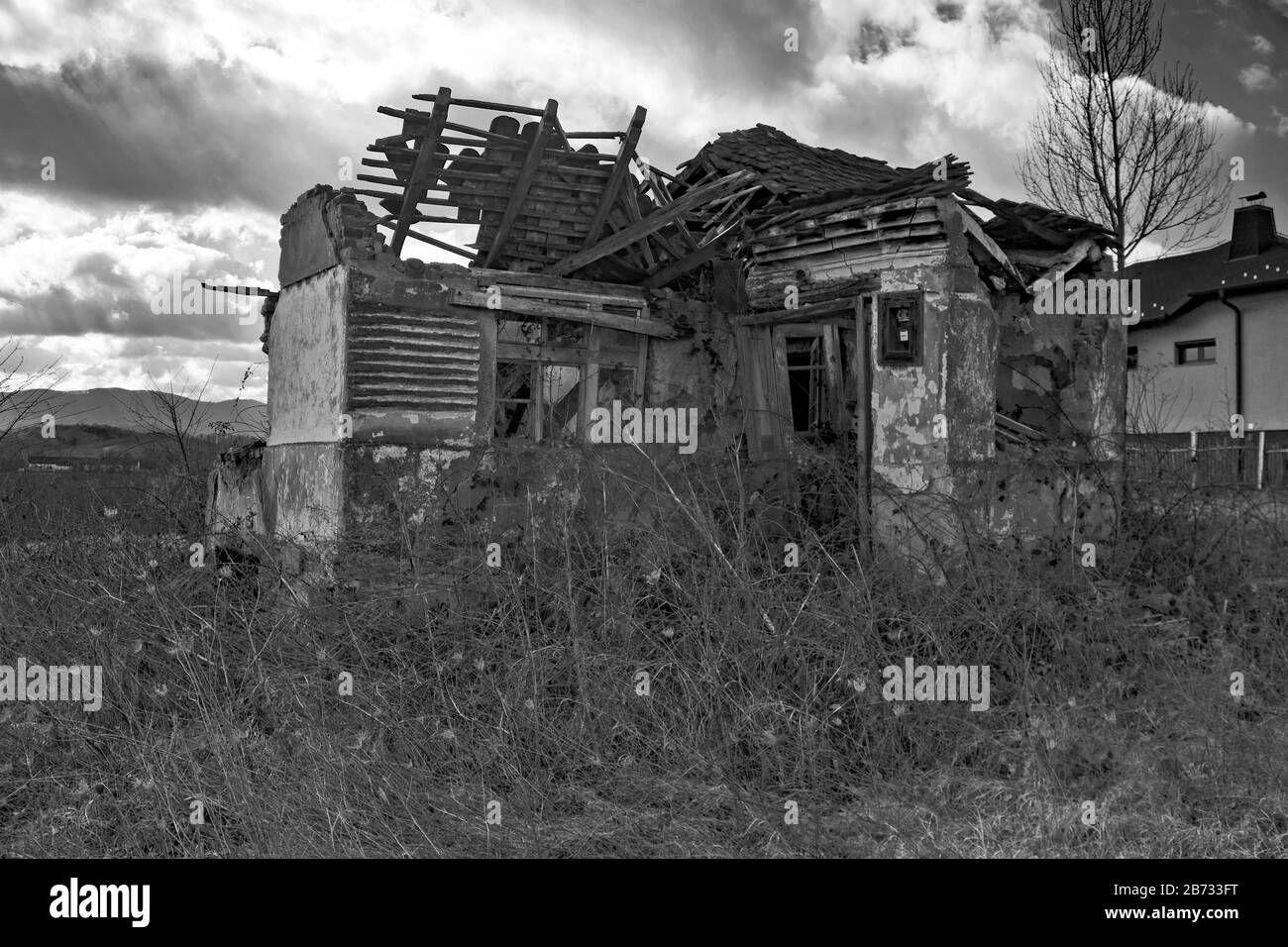 Einer zerstörten Alten zerstörten Haus, zusammengebrochen. Stockfoto