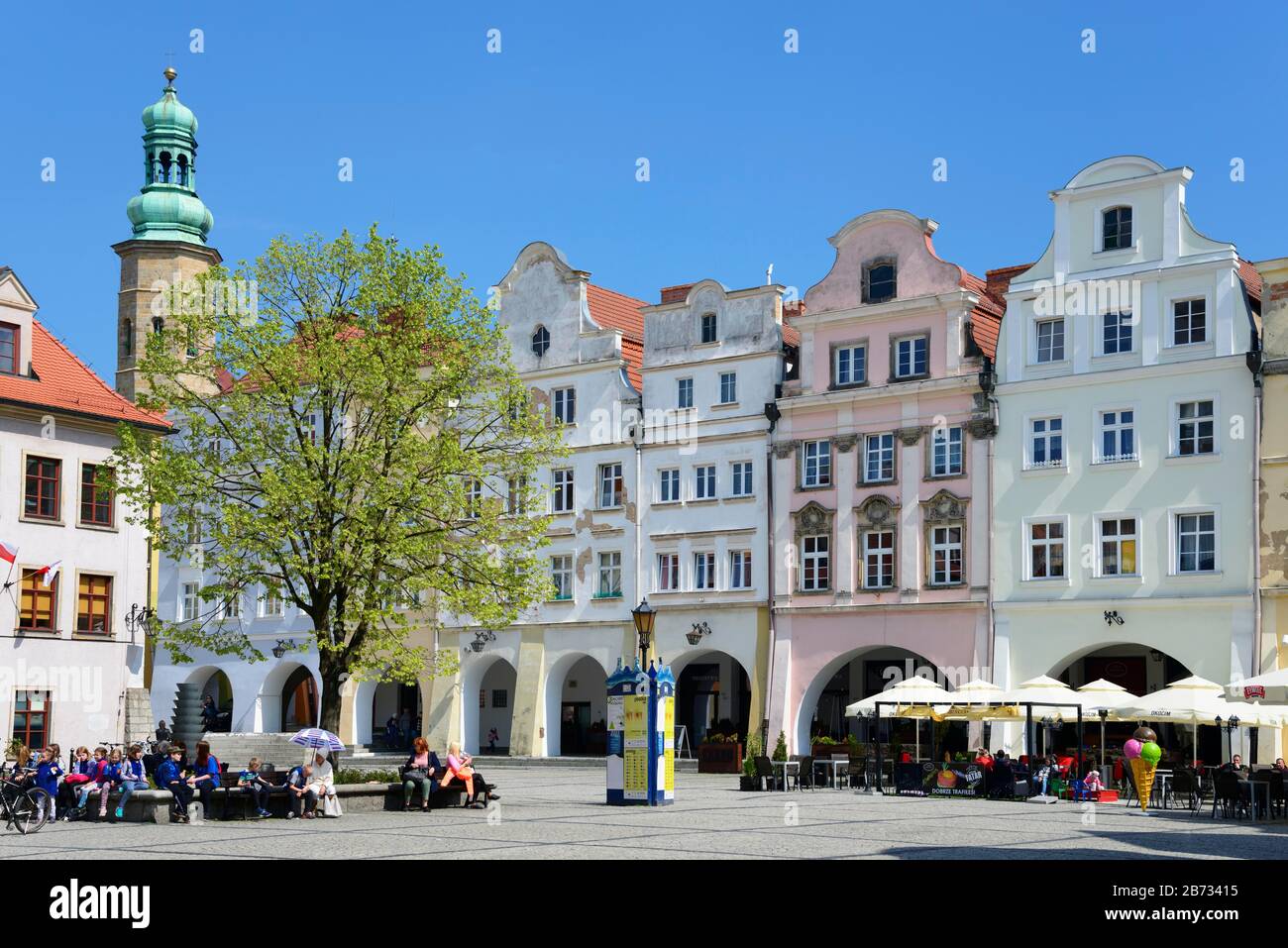 Bower beherbergt auf dem Rathausplatz Jelenia Gora, Niedermösien, Krkonose-Gebirge, Polen Stockfoto