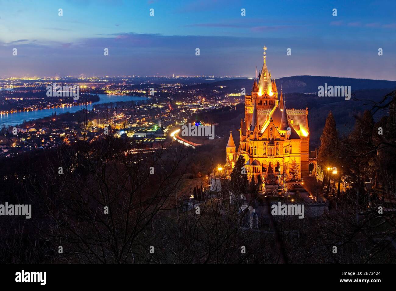 Beleuchtete Burg Drachenburg über dem Rheintal am Abend, Siebengebirge, Königswinter, Nordrhein-Westfalen, Deutschland Stockfoto