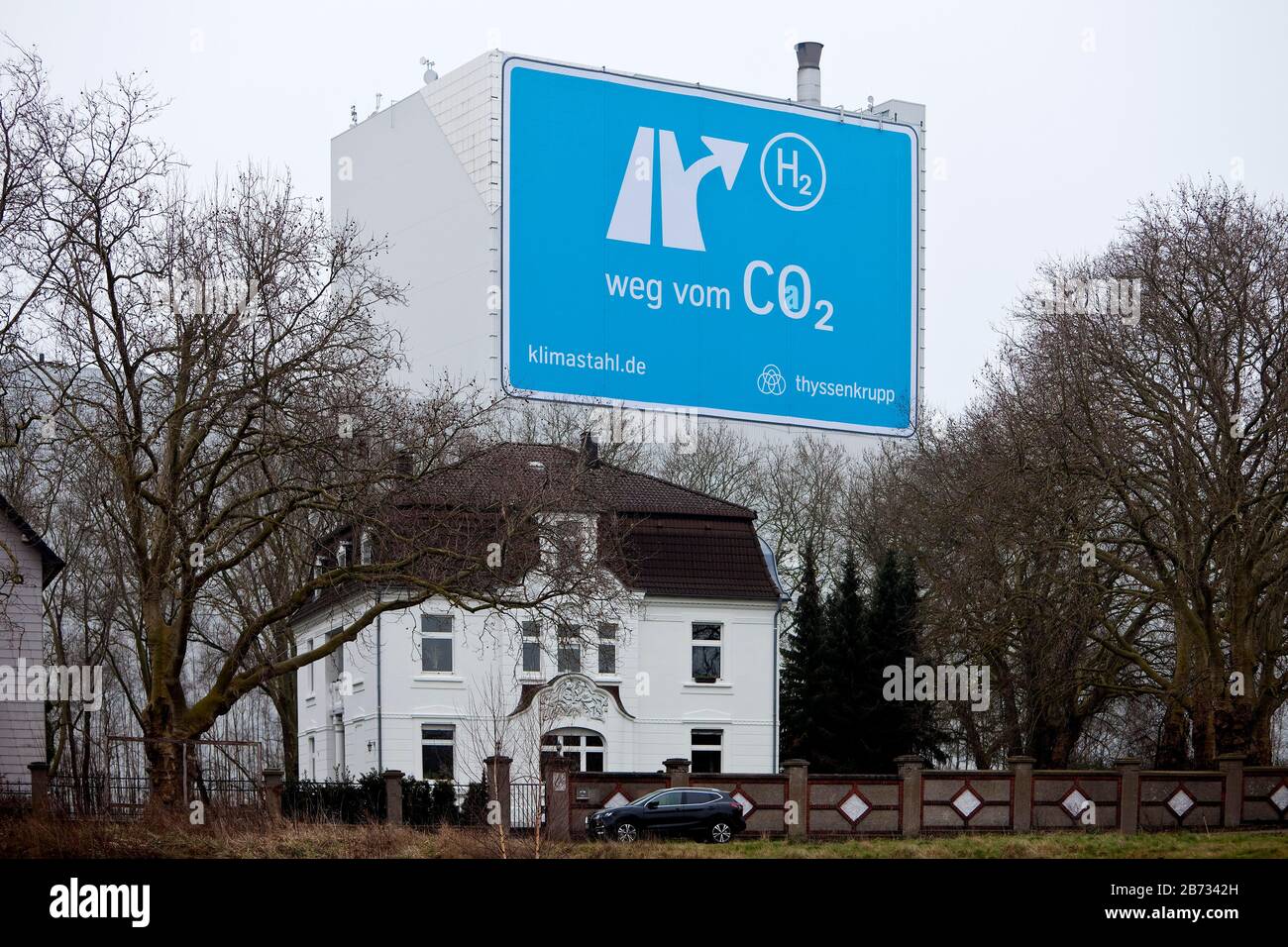 Großes Plakat in der Nähe der AUTOBAHN A 40, Klimastahl im Werk von ThyssenKrupp Steel Europe, in Dortmund, im Ruhrgebiet, Nordrhein-Westfalen, Deutschland Stockfoto