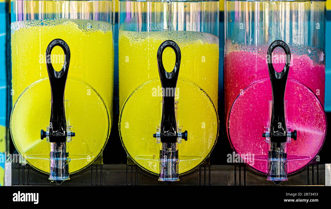 Drei Geschmacksrichtungen von frischem Granadin im Sommer zum Verkauf - Bild Stockfoto