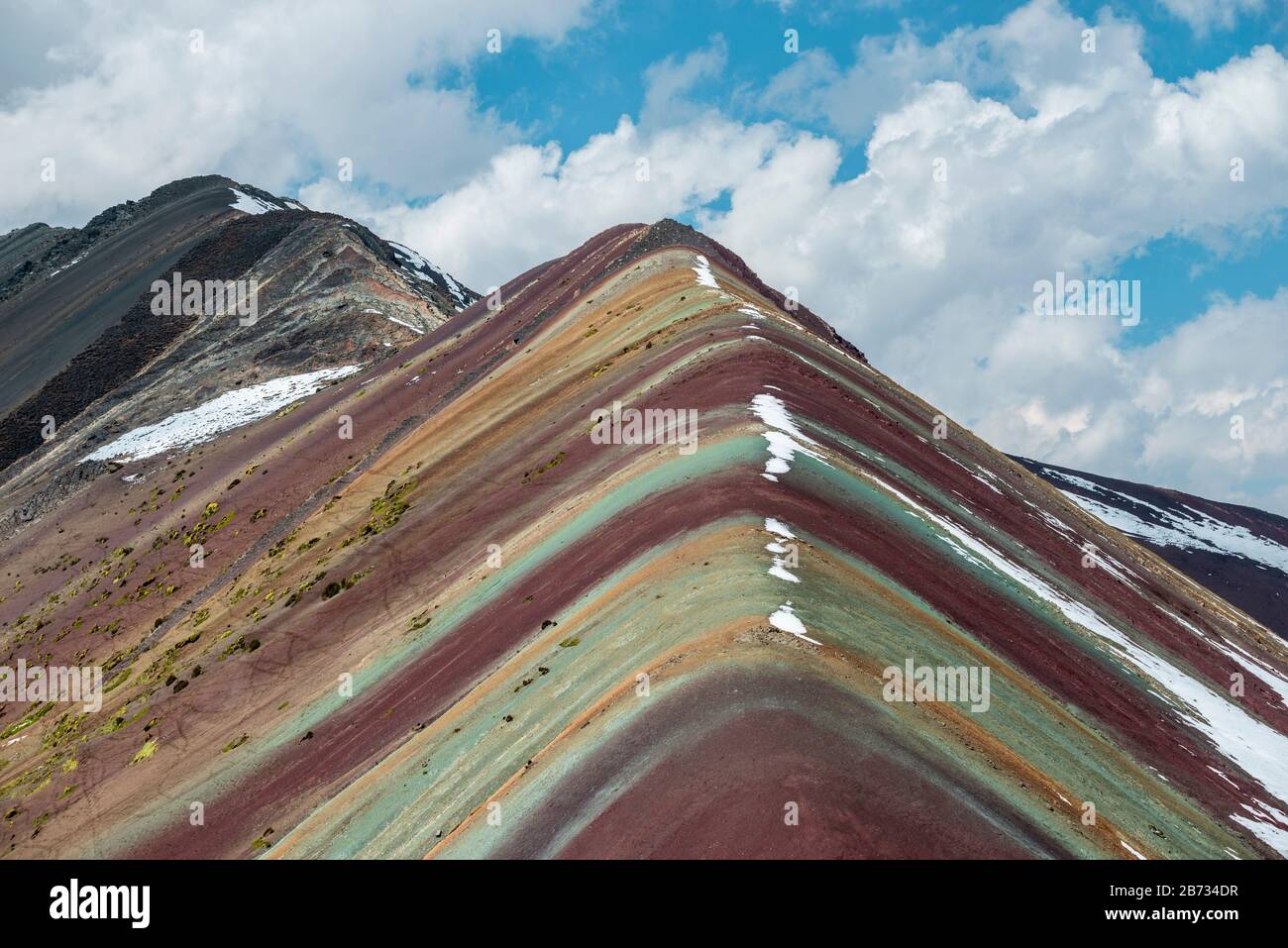 Der malerische Berg Rainbow Vinicunca in Peru am sonnigen Tag Stockfoto