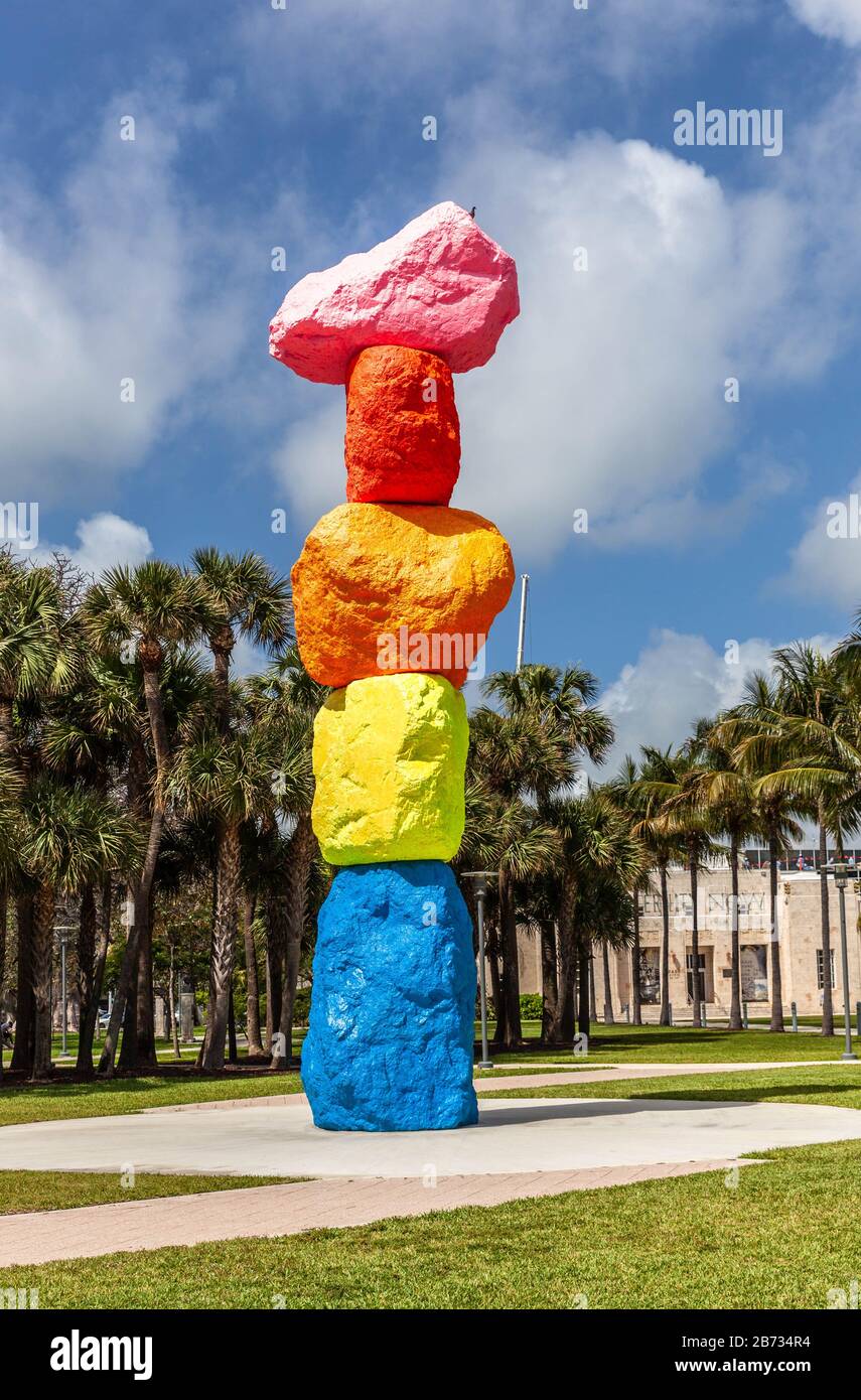 Die Miami Mountain Sculpture (von Ugo Rondinone) ist eine Übernahme durch das Bass Museum of Art, Collins Park, Miami Beach, USA. Stockfoto