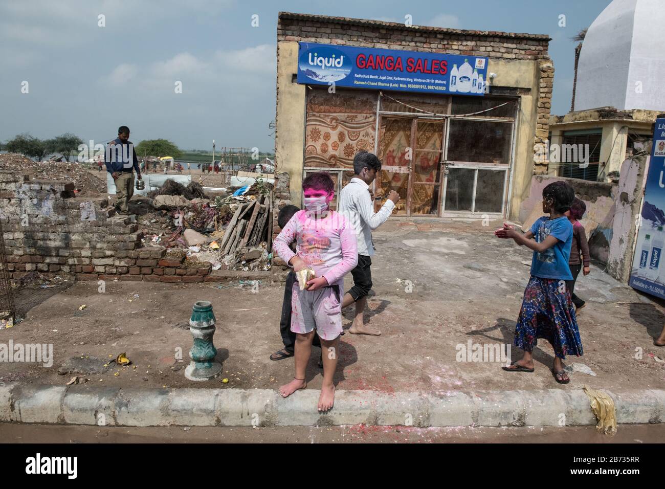 Vrindivan, Uttar Pradesh, Indien: Junge, der während einer Prozession Gesichtsmaske trägt, als Vorbeugung gegen die Ausbreitung des COVID-19-Coronavirus-Ausbruchs. Stockfoto