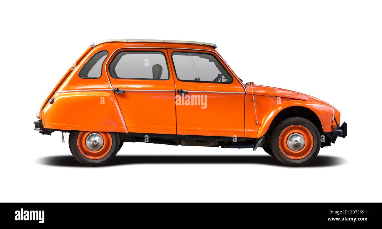 Orangefarbenes französisches Oldtimer isoliert auf Weiß Stockfoto